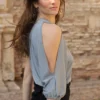 Top gris asymétrique à une manche Michelle