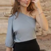 Top gris asymétrique à une manche Michelle