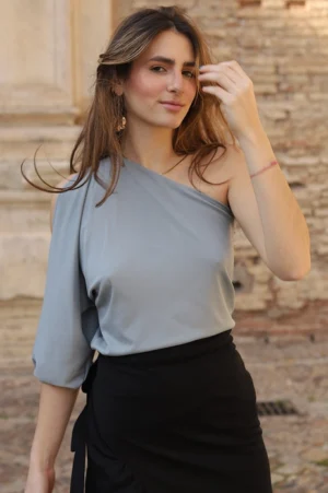 Top gris asymétrique à une manche Michelle